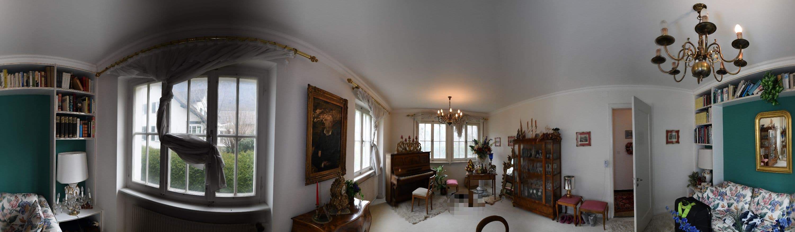 Gemütliches Wohnzimmer mit Klavier, klassischen Möbeln, Kronleuchter und großem Fenster.