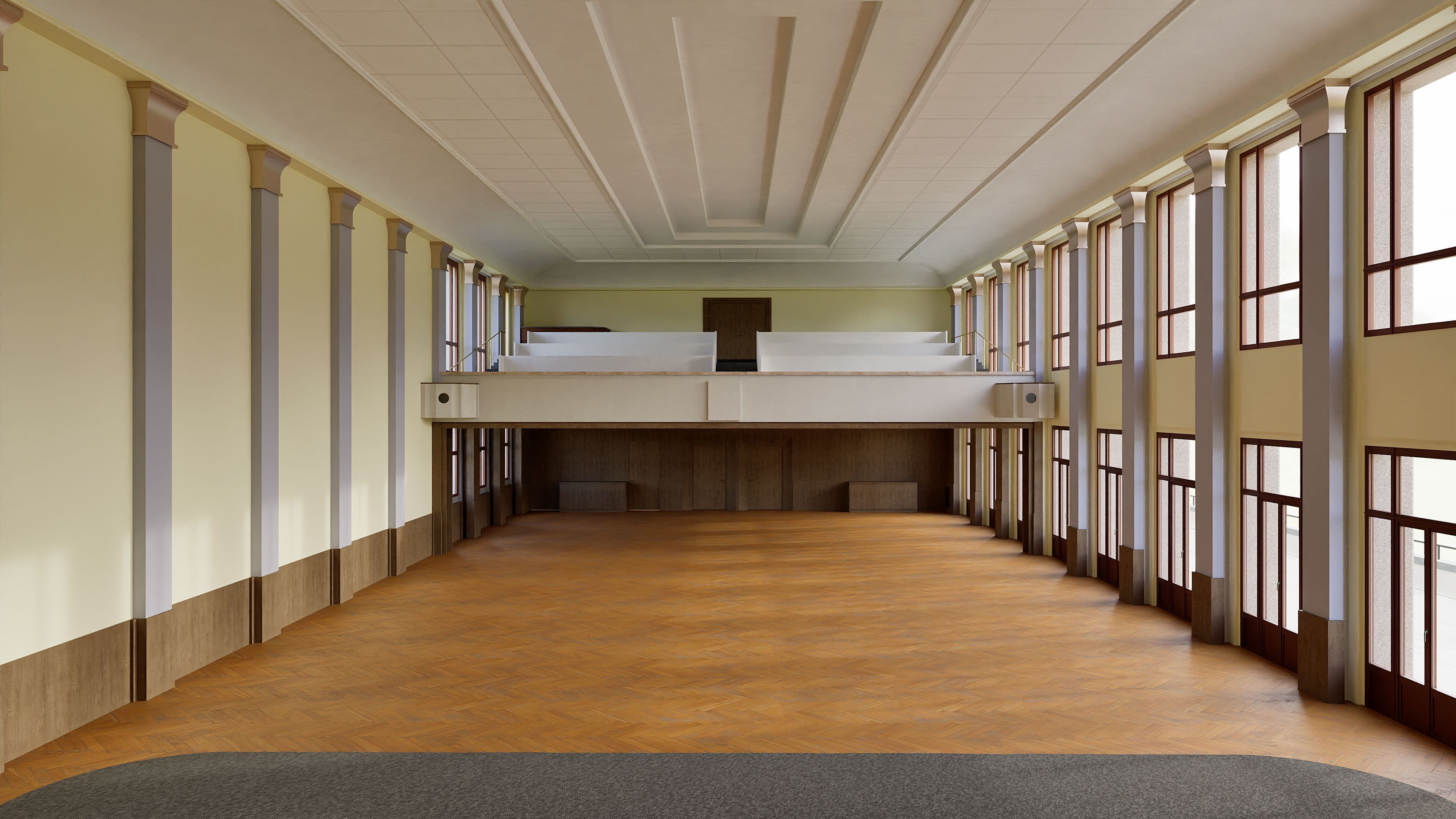 Großer, leerer Saal mit hohen Decken, großen Fenstern und einem oberen Balkon, gestaltet mit eleganten Wanddetails.