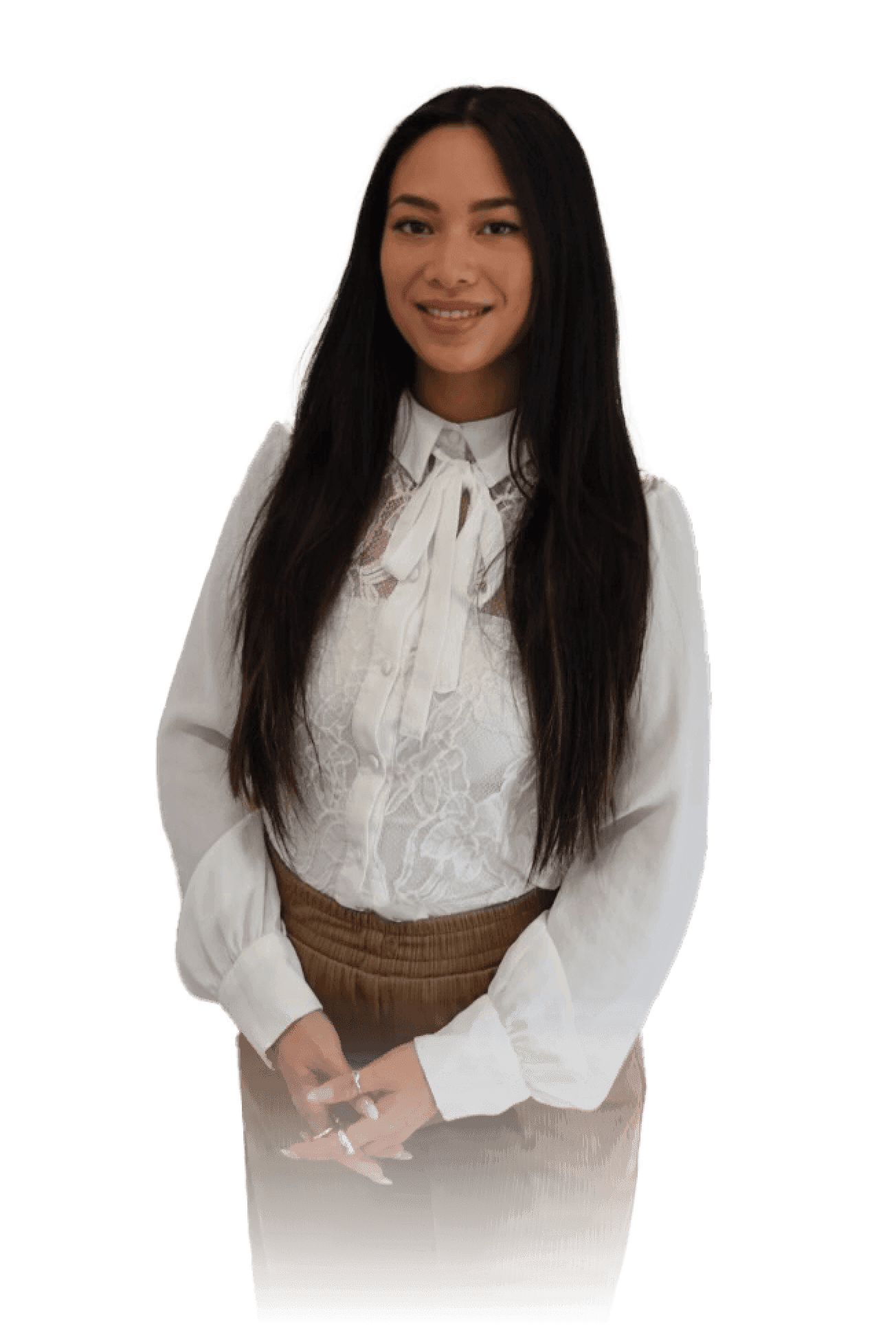 Eine Frau mit langem dunklem Haar, in weißer Bluse und braunem Rock, lächelt freundlich.