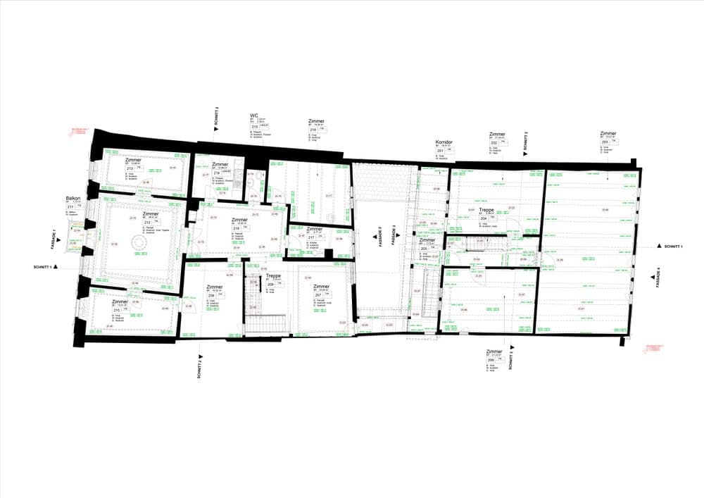 Architektur-Grundriss eines länglichen Gebäudes mit mehreren Räumen, Fluren, Treppenbereich und Maßen; schwarz-weißer Plan mit grünen Markierungen und Beschriftungen.