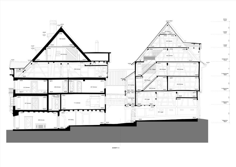 Architektur-Schnittzeichnung eines mehrstöckigen Hauses mit Satteldach: Detailansicht von Geschossen, Treppen, Räumen und Höhenmaßen im Bauplan 