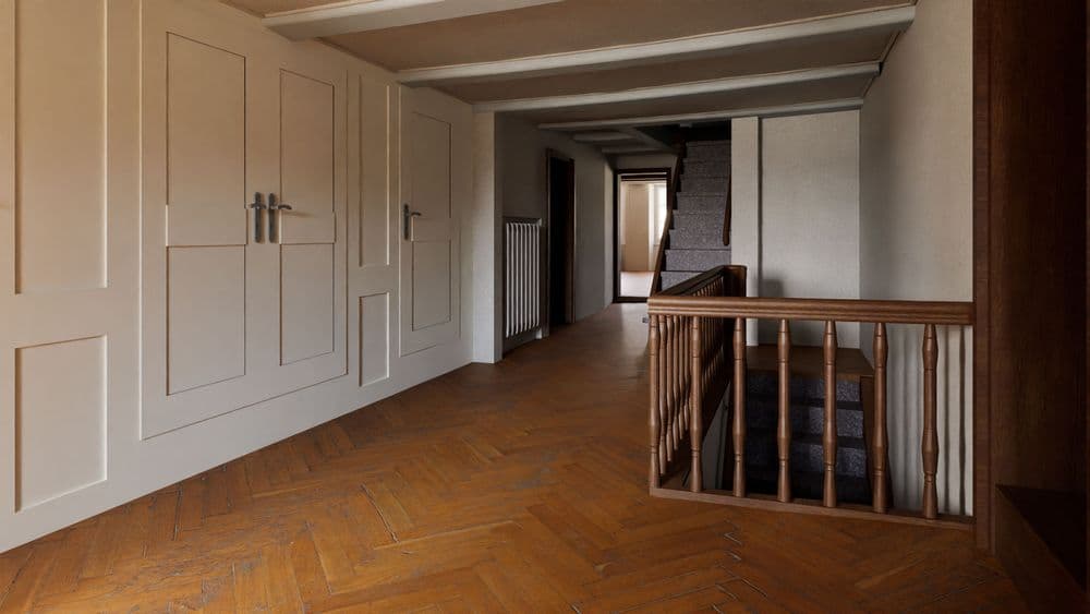 Flur mit Holzboden und weißen Schränken, Treppenaufgang rechts.