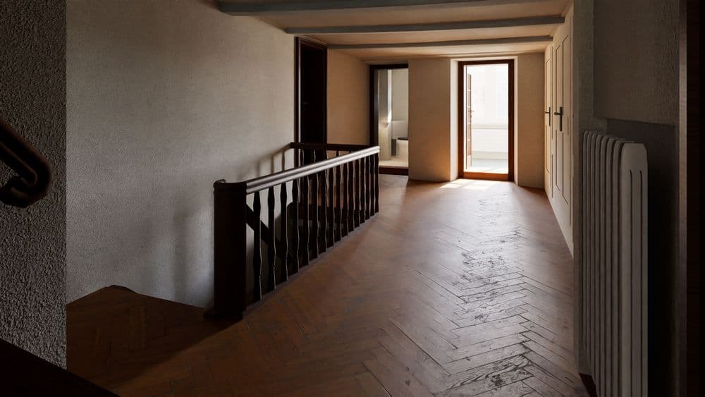Ein leerer Flur mit Holzgeländer, Holzboden und seitlichem Heizkörper. Am Ende des Flurs ist eine offene Tür zu sehen, die Tageslicht hereinlässt.