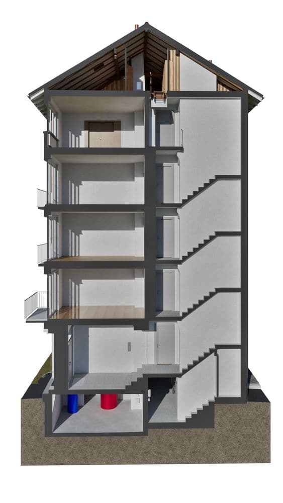 Querschnitt eines mehrstöckigen Gebäudes mit Treppenhaus, Dachgeschoss und Keller.