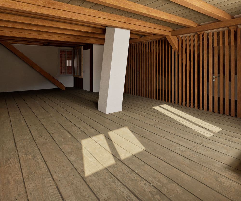 Dachgeschoss mit Holzbalken, Holzvertäfelungen und großem Fenster, das Sonnenlicht einfängt.