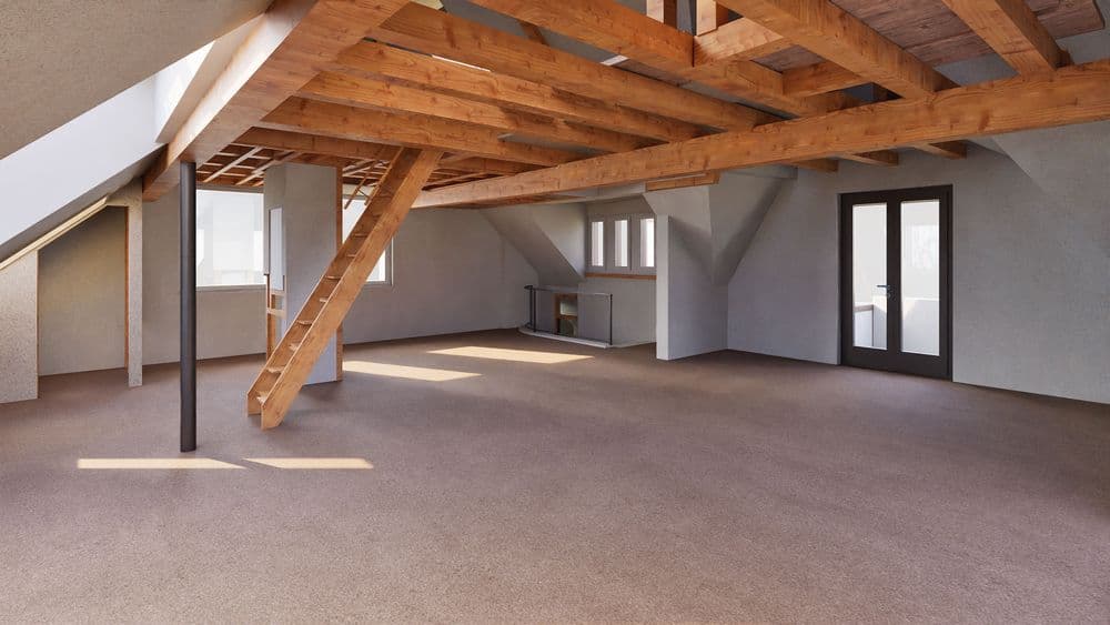 Helles Dachgeschoss mit Holzbalken, großen Fenstern und offenem Grundriss.