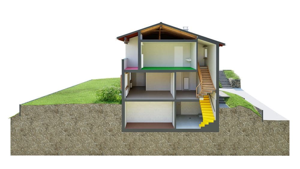 Querschnitt eines Hauses mit drei Etagen, Treppe und anliegendem Gelände.