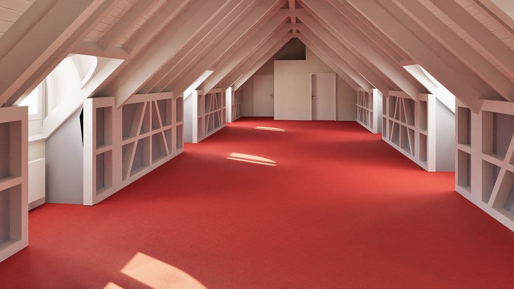 Dachboden mit roten Teppichboden, Holzbalken und eingebauten Regalen unter den Dachschrägen.