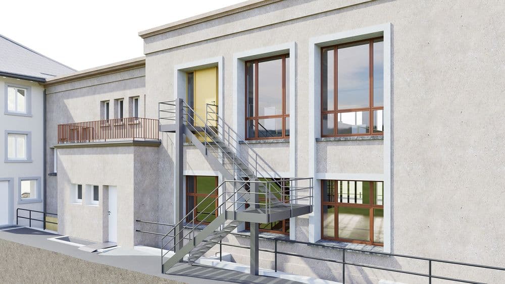 Modernisiertes Gebäude mit großen Fenstern, Außentreppe und Balkonen.