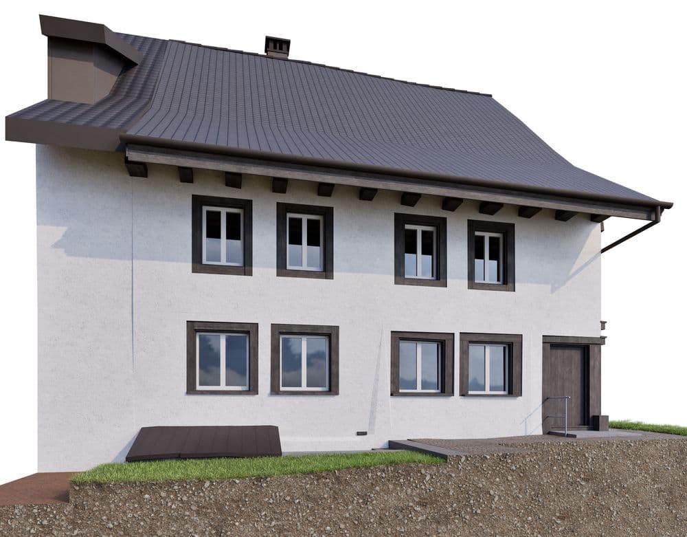 Ein zweistöckiges Haus mit weißer Fassade, vielen Fenstern und einem großen geneigten Dach.