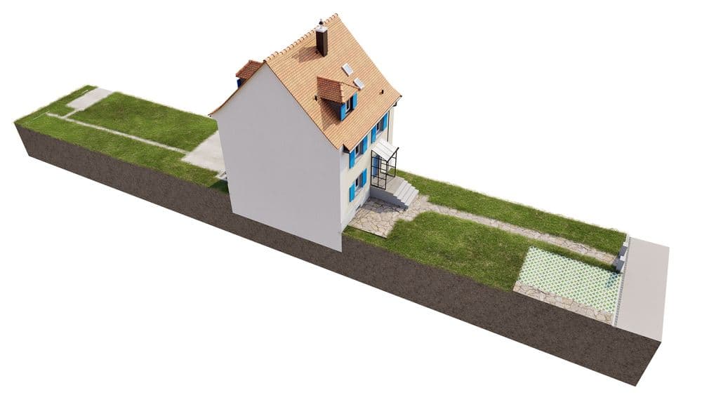 Einfamilienhaus auf langem, schmalem Grundstück mit Gartenweg und Terrasse.