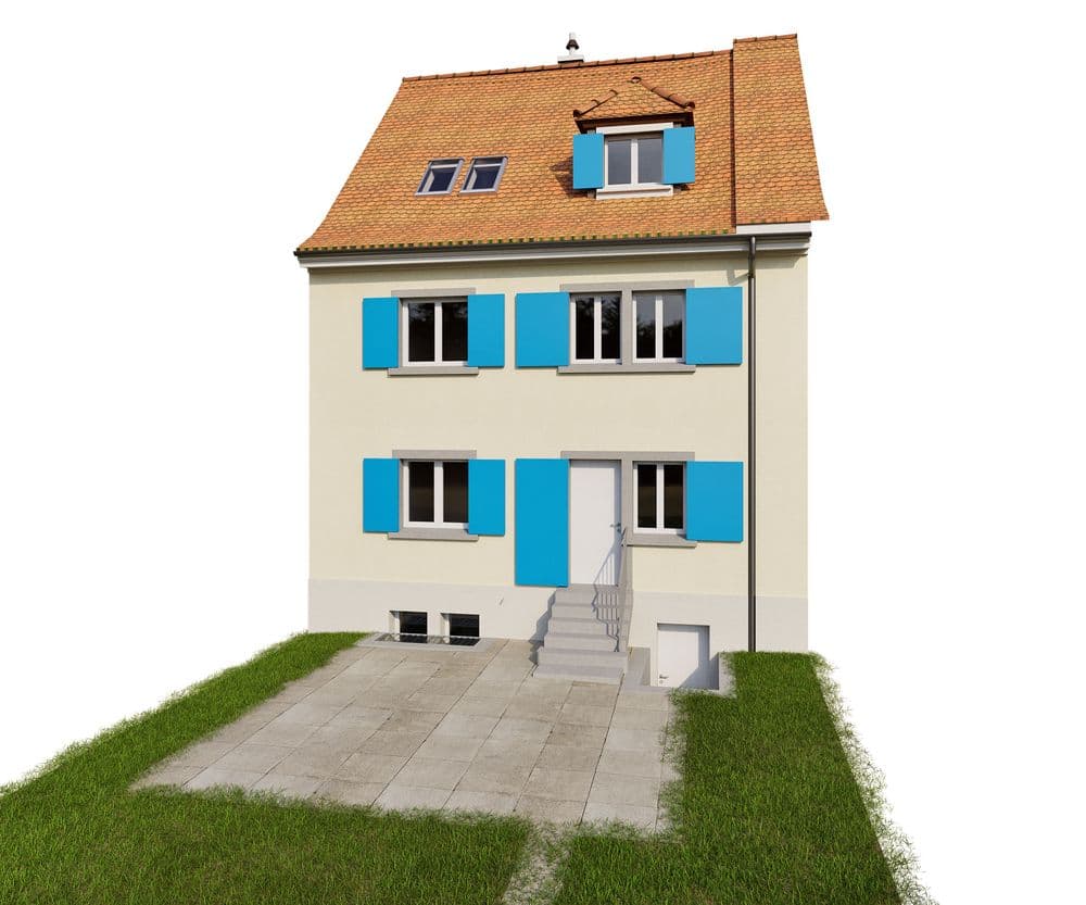 Ein zweistöckiges Haus mit roten Dachziegeln, blauen Fensterläden und einer Terrasse, umgeben von einer grünen Wiese.