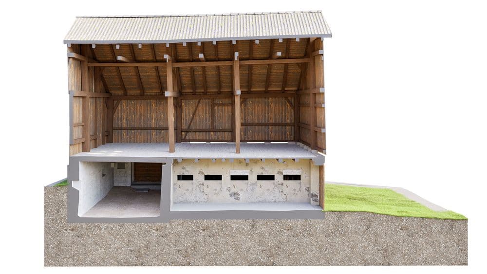 Altes Bauernhaus im Querschnitt, zeigt Fachwerkstruktur, Erdgeschoss aus Stein und Holzaufbau. Ideal für Renovierung oder Bauhistorie.