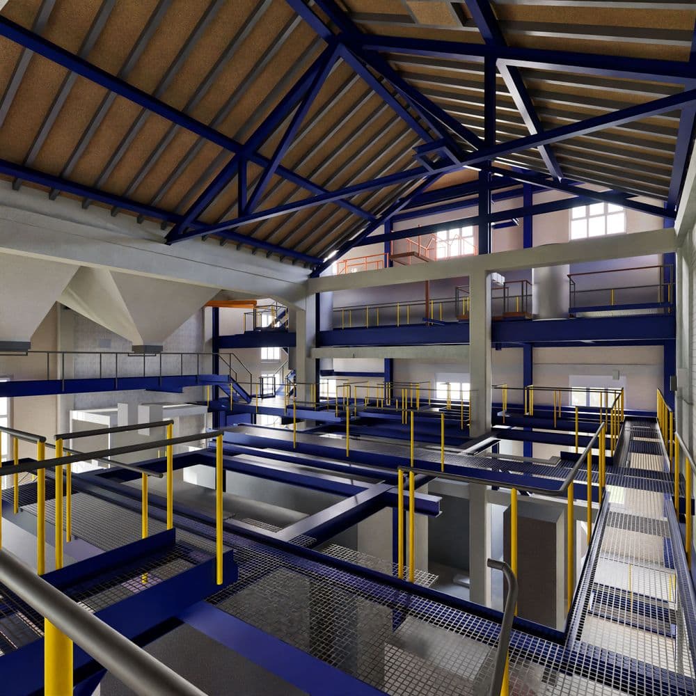 Industriehalle mit Stahlkonstruktion, Geländern und erhöhten Plattformen.