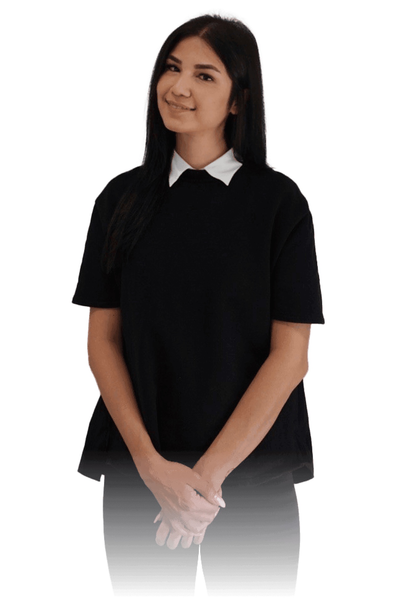 Eine lächelnde Frau in dunkler Kleidung mit weißem Kragen, Hände gefaltet.